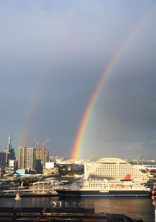 クルーズ船「にっぽん丸」が入港した神戸港。にわか雨の後、鮮やかな二重の虹が架かった＝１６日午後６時１７分、神戸市中央区東川崎町１から東を望む（撮影・笠原次郎）