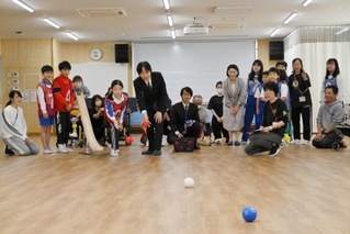 神戸市立灘さくら支援学校の児童らとボッチャを楽しまれる秋篠宮ご夫妻＝１６日午後、神戸市灘区（代表撮影）