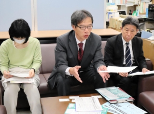 公立高校の統合再編計画の見直しを求める署名活動について説明する「公立高校を守る会」の関係者＝兵庫県庁
