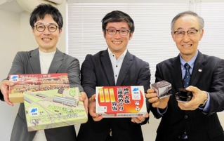 神戸-大阪間の鉄道開業１５０周年記念で開発したインクや駅弁をＰＲする関係者＝ＪＲ神戸駅
