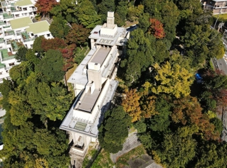 斜面に立つ旧山邑家住宅。敷地全体が国指定重要文化財になった＝２０２２年１０月、芦屋市山手町