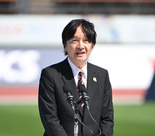 開会式で激励の言葉を述べられる秋篠宮さま＝１７日午後、神戸市須磨区緑台、ユニバー記念競技場