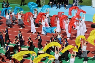 開会式で華麗なダンスを披露する神戸野田高校ダンス部のメンバーら＝１７日午後、ユニバー記念競技場（撮影・長嶺麻子）