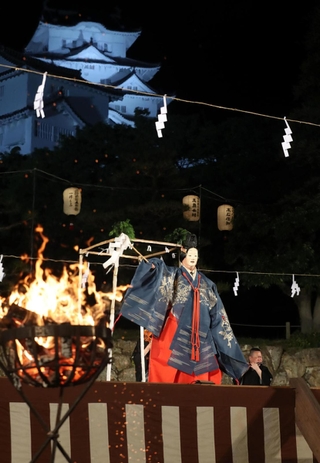 国宝姫路城を背景に演じられた薪能＝１７日夜、姫路城三の丸広場（撮影・辰巳直之）