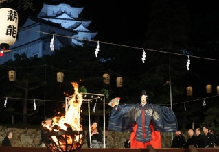 国宝姫路城を背景に演じられた薪能＝１７日夜、姫路城三の丸広場（撮影・辰巳直之）