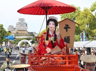 千姫に扮（ふん）し、輿（こし）入れ行列に参加したタレントの山之内すずさん＝１８日午後、姫路市の大手前通り（撮影・辰巳直之）
