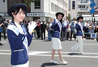 パレードする姫路お城のアンバサダー＝姫路市の大手前通り（撮影・辰巳直之）