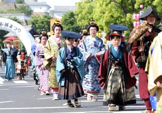 大名行列をする参加者＝姫路市の大手前通り（撮影・辰巳直之）