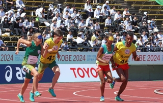 生徒たちが見守る中、女子１５００メートル（視覚障害Ｔ１１）でスタートを切る選手ら＝１８日午前、神戸市須磨区緑台、ユニバー記念競技場（撮影・笠原次郎）