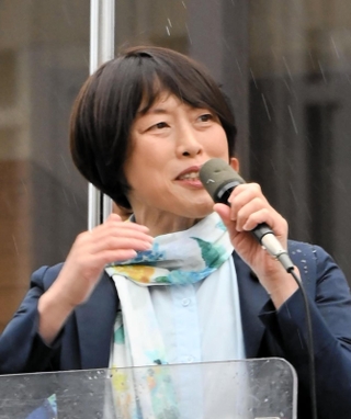 次期衆院選に向け、自民党政治の打破を訴える共産党の田村智子委員長＝１９日午後、神戸市中央区