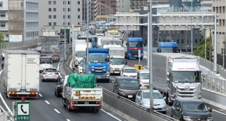混雑する阪神高速神戸線。渋滞の緩和が課題となっている＝神戸市中央区新港町