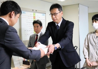 兵庫県立高校再編の見直しを求める署名を提出する「公立高校を守る会」の関係者ら＝県庁