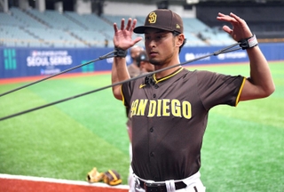ゴムチューブでトレーニングをするパドレス・ダルビッシュ有＝韓国・高尺スカイドーム（撮影・伊藤笙子）