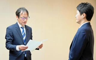 元西播磨県民局長の文書問題を巡り、第三者機関を設置して調査するよう斎藤元彦知事（右）に要請する県議会の内藤兵衛議長＝２１日午前、兵庫県庁（撮影・金慶順）