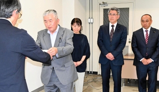 元西播磨県民局長の男性の懲戒処分撤回を求め、兵庫県に申し入れる「ひょうご県民連合」の上野英一幹事長（左から２人目）＝県庁