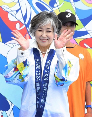 ２０日のビクトリーセレモニーに登場した竹下景子さん＝ユニバー記念競技場