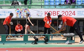 選手たちが競技に集中できるよう奔走する兵庫陸上競技協会のスタッフたち＝神戸市須磨区緑台、ユニバー記念競技場（撮影・大田将之）