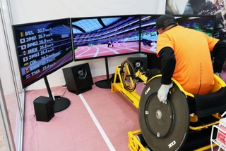 競技用車いす「レーサー」が体験できるアシックスのブース