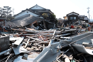 能登半島地震で破損・倒壊した家屋。被災地では、被害認定に対する不満の声が相次ぐ＝４月、石川県珠洲市内