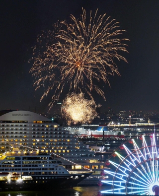 ４月から始まった「神戸港ウィークエンド花火」＝４月２０日夜、神戸ハーバーランドから