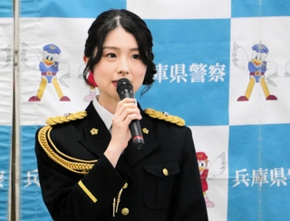 「サギ阻止月間」の団結式であいさつするＡＫＢ４８の岩立沙穂さん＝兵庫県警本部