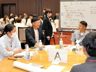 グループごとに意見交換する参加者＝小野市うるおい交流館エクラ