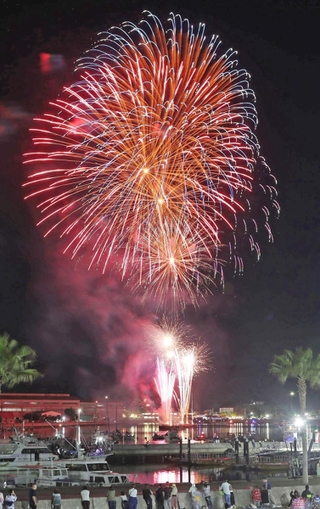 相生ペーロン祭の海上花火大会で夜空や湾内を彩る花火＝２５日夜、相生市の相生湾（撮影・辰巳直之）