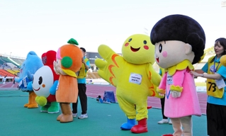 声援に応える（右から）なぁタン、はばタンらご当地のマスコットキャラ＝２５日午後、神戸市須磨区緑台、ユニバー記念競技場（撮影・中西幸大）