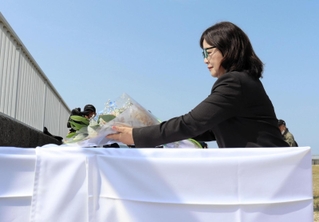 砂浜陥没事故現場で献花に臨む丸谷聡子明石市長＝兵庫県明石市大蔵海岸通１