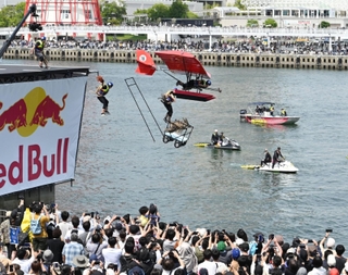 滑走路から手作りの人力飛行機で飛び出す参加者ら＝２６日午後、神戸市中央区東川崎町１（撮影・斎藤雅志）