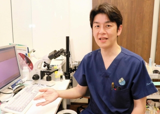 「最近は帯状疱疹の患者が若年層にも増えている」と話す山下純史医師＝神戸市東灘区住吉宮町４、やました皮フ科クリニック
