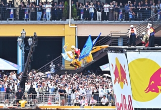 滑走路から手作りの人力飛行機で飛び出す参加者ら＝２６日午後、神戸市中央区東川崎町１（撮影・斎藤雅志）