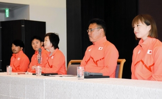 大会を振り返る日本パラ陸上競技連盟の増田明美会長（中央）や、宍戸英樹強化委員長（右から２人目）ら＝26日午前、神戸市中央区のＡＮＡクラウンプラザホテル神戸