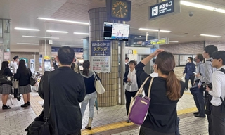 阪急西宮北口駅の東改札口で運転再開を待つ人たち＝28日午前７時28分、西宮市高松町
