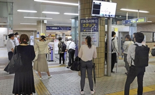 阪急西宮北口駅の東改札口で運転再開を待つ人たち＝28日午前７時40分、西宮市高松町