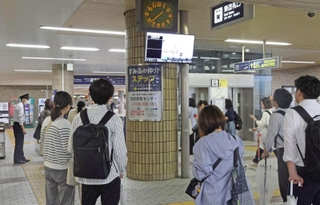 阪急西宮北口駅の改札口で運転再開を待つ人たち＝28日午前７時38分、西宮市高松町