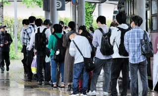 電車が運転見合わせとなり、バス乗り場には多くの人が列をつくった＝２８日午前７時３４分、阪急西宮北口駅