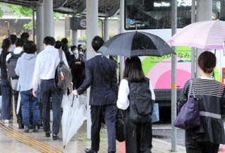 駅前のバス乗り場には長蛇の列ができた＝２８日午前７時３６分、阪急西宮北口駅前