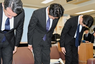 教諭の懲戒処分を発表し、謝罪する兵庫県教育委員会の職員＝県庁