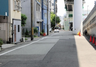 覆面パトカーが路上駐車したとされる国道２号の側道＝神戸市兵庫区駅南通３