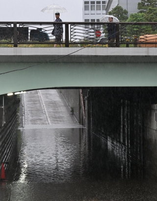 大雨で国道４３号の下を通る道路が冠水した＝２８日午後、芦屋市浜芦屋町（撮影・風斗雅博）