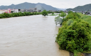 大雨で水かさが増した林田川＝２８日午後、たつの市誉田町