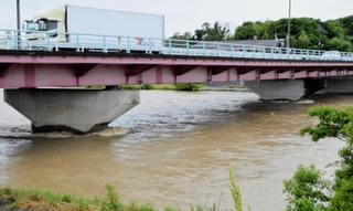 大雨で水かさが増した林田川＝２８日午後、たつの市誉田町（撮影・西竹唯太朗）