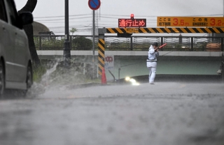 大雨で国道４３号の下を通る道路が冠水し、一般車両は通行止めとなった＝２８日午後、芦屋市浜芦屋町（撮影・風斗雅博）
