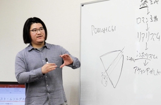 ロシア語の発音などについて語る神戸市外国語大大学院外国語学研究科２年の山本悠介さん＝神戸市西区学園東町９、神戸市外国語大