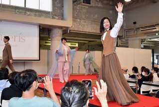 ファッションショーで思い思いのウエディングドレスに身を包んだ当事者ら＝いずれも神戸市中央区小野浜町