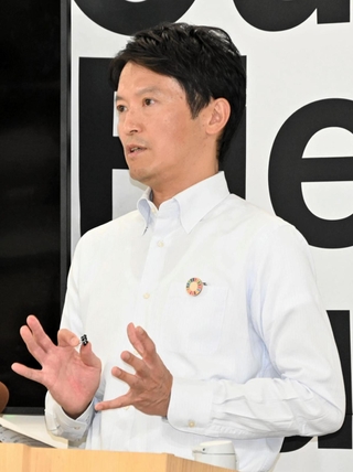 元西播磨県民局長の文書問題を巡り、会見で記者の質問に答える斎藤元彦知事＝兵庫県庁