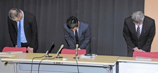ドクターヘリの不適切な整備事案が発覚し、記者会見で謝罪する学校法人「ヒラタ学園」の平田光弘副理事長（中央）ら＝29日午後、神戸市中央区神戸空港