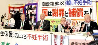 最高裁大法廷での上告審弁論後に報告集会を開いた弁護団や原告ら＝２９日午後、東京都千代田区