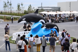 モニュメントの前で記念写真を撮影する一般内覧会の参加者ら＝３０日午後、神戸市須磨区若宮町１、神戸須磨シーワールド（撮影・長嶺麻子）